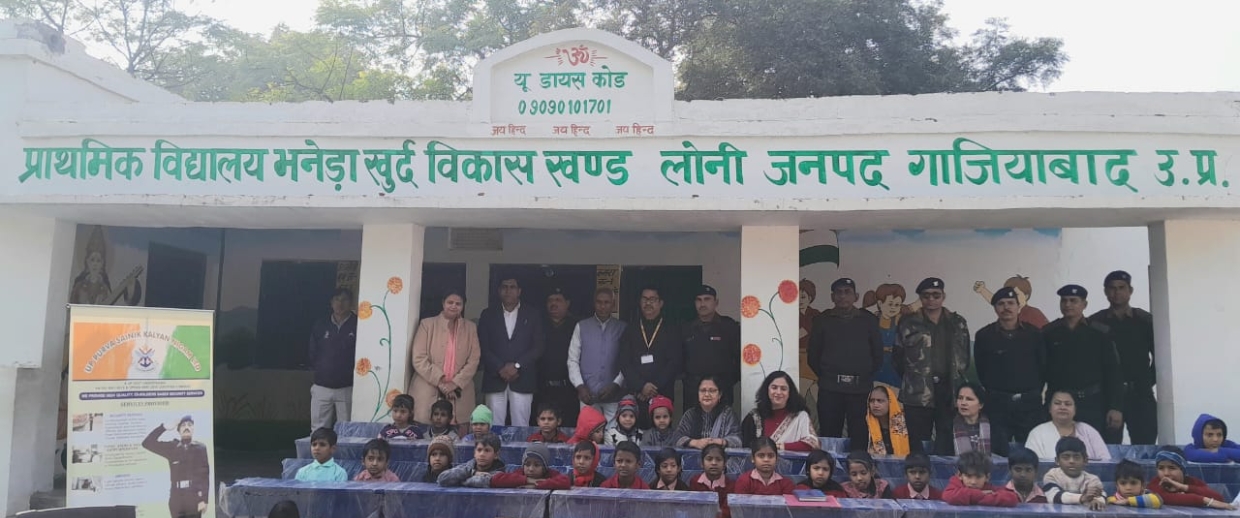 लोनी भनेडा के प्राथमिक विद्यालय में पू्व सैनिक कल्याण निगम नोएडा ने दिए बैंच व पंखे