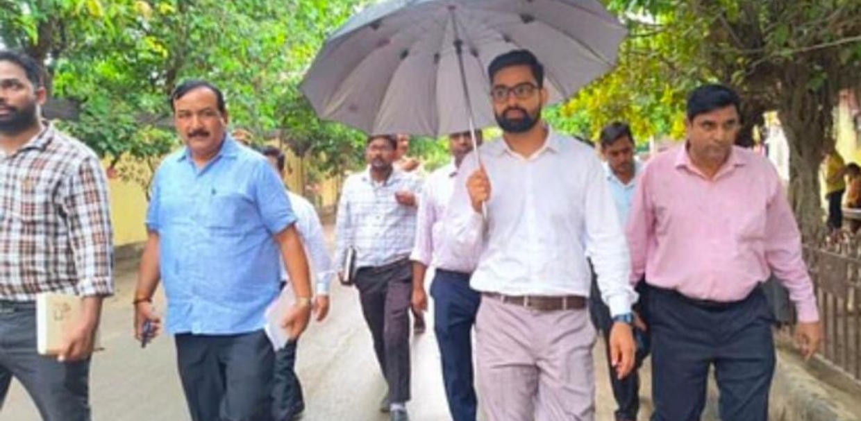 वृंदावन परिक्रमा मार्ग का पैदल निरीक्षण नगरायुक्त ने दिए सुधार के निर्देश