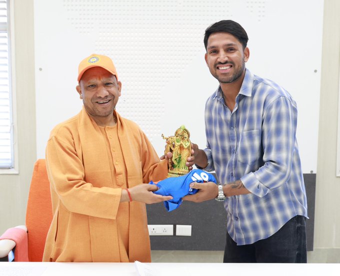 विकेटकीपर बल्लेबाज ध्रुव जुरेल ने उत्तर प्रदेश के मुख्यमंत्री योगी आदित्यनाथ से की मुलाकात